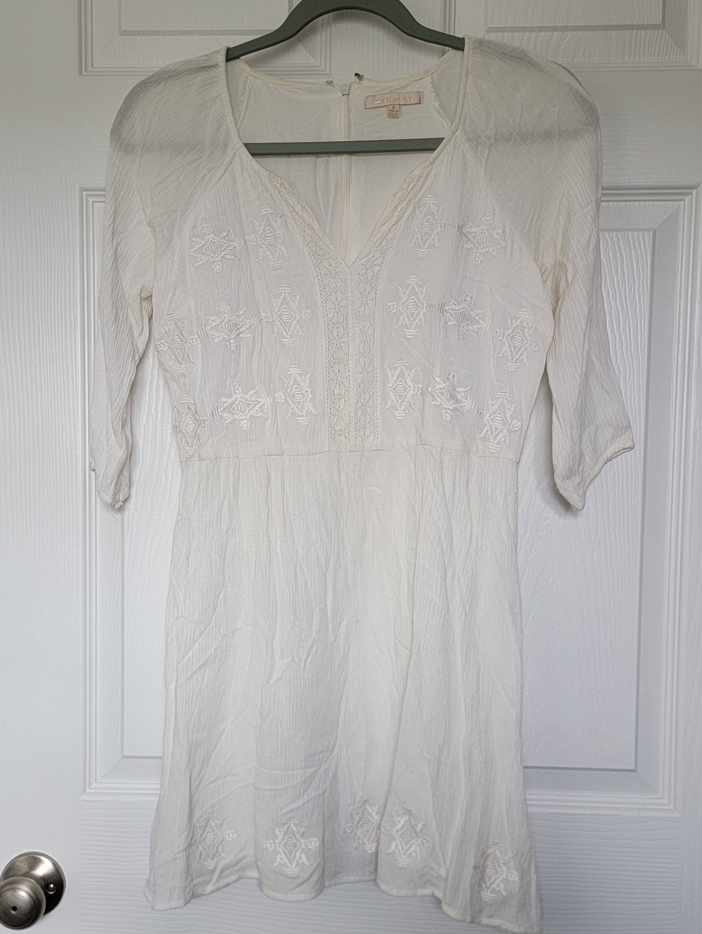 Under Skies White Embroidered Dress Size Small
